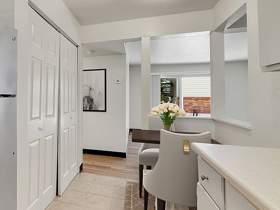 Kitchen with breakfast nook