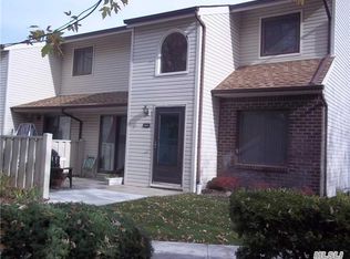 1013 Skyline Dr, Coram, NY 11727