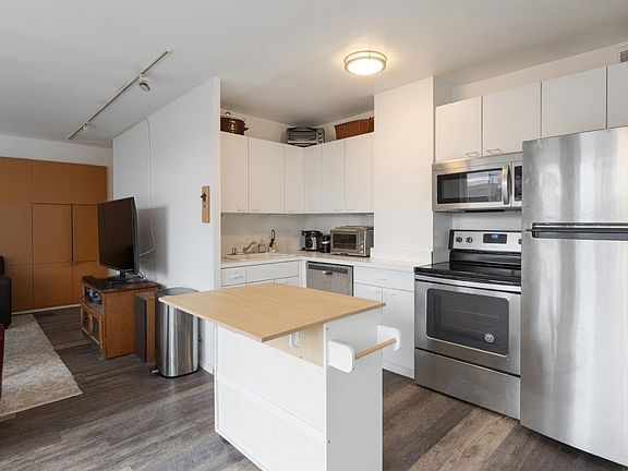 2nd image of 2402 N Lakeview Ave #613