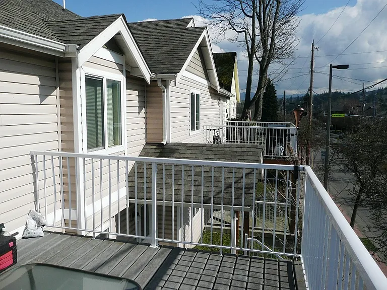 401 Lakeway Dr — Photo 8