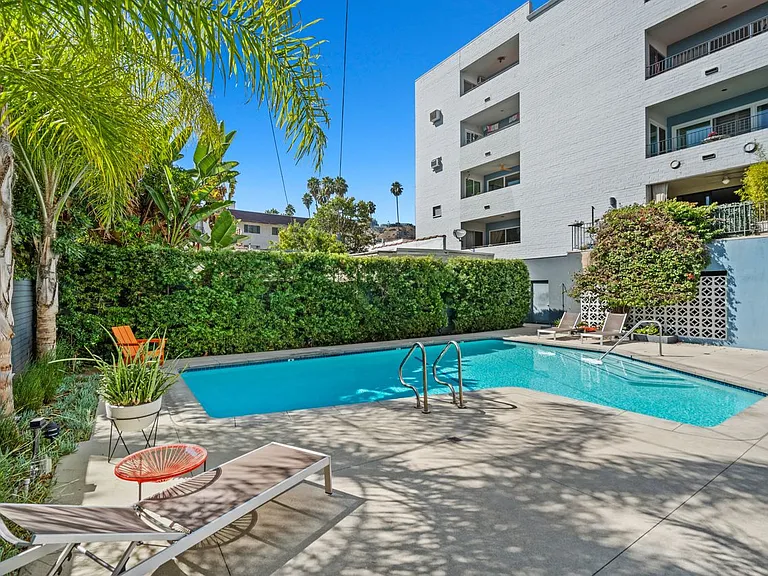 7560 Hollywood Blvd #4002 — Photo 32