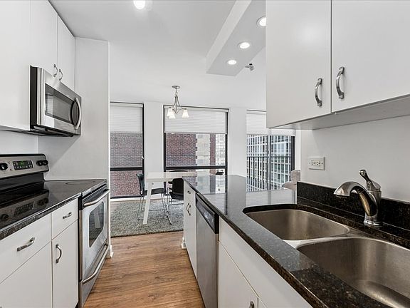 5th image of 345 W Fullerton Pkwy APT 1008