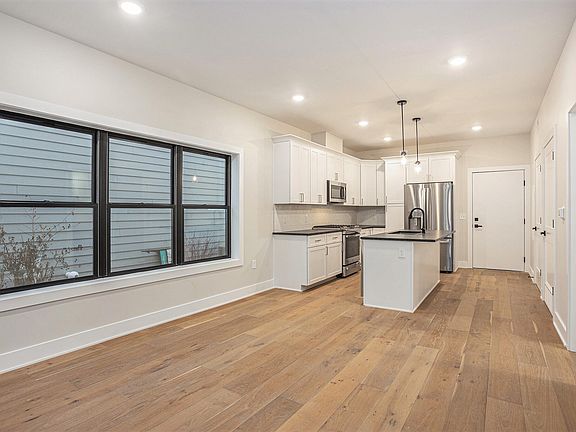4th image of 625 Fairview Ave NE #2