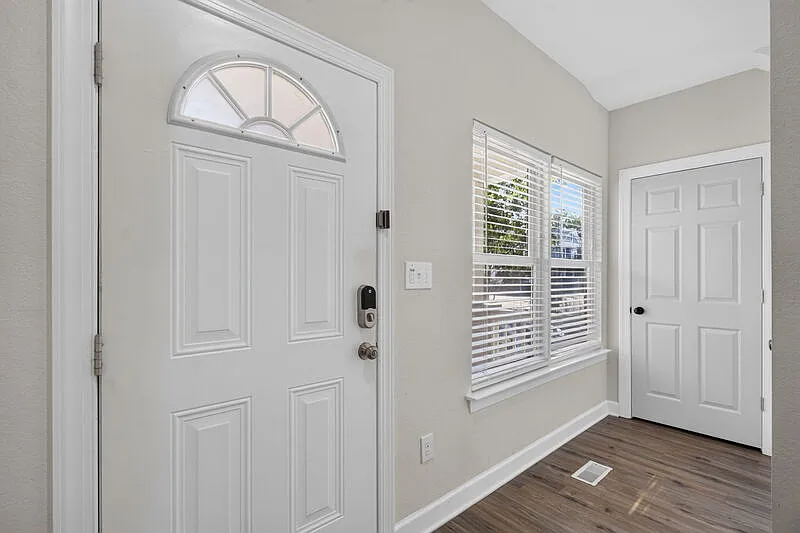 4 bed, 2.5 bath, 2400 sqft, $3,095 — Photo 4