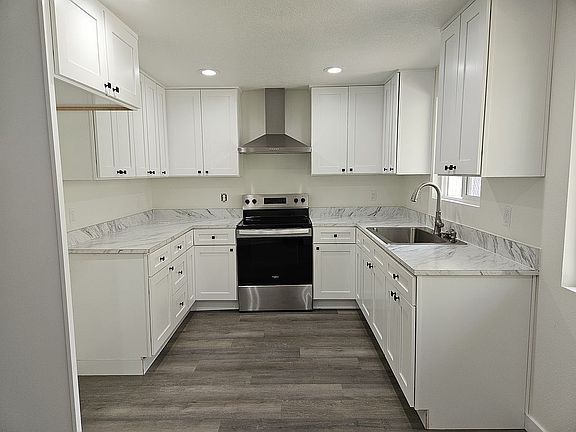 4th image of 945 18th St NE