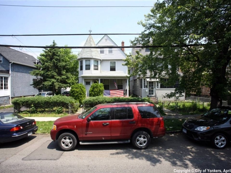 2nd image of 456 Van Cortlandt Park Ave