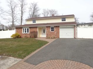 5 Pontiac Ct, Selden, NY 11784