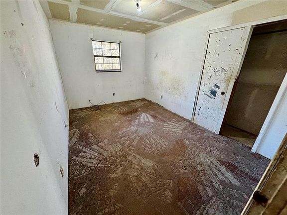 4th image of 322 E 4th St