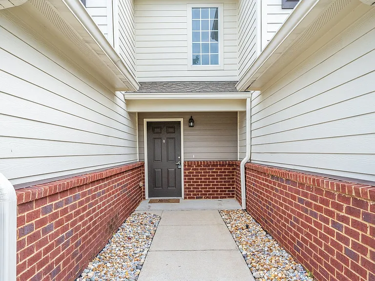 715 Majestic Dr — Photo 3