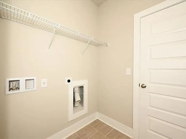 1807 Loebner Ln S #E — Photo 20