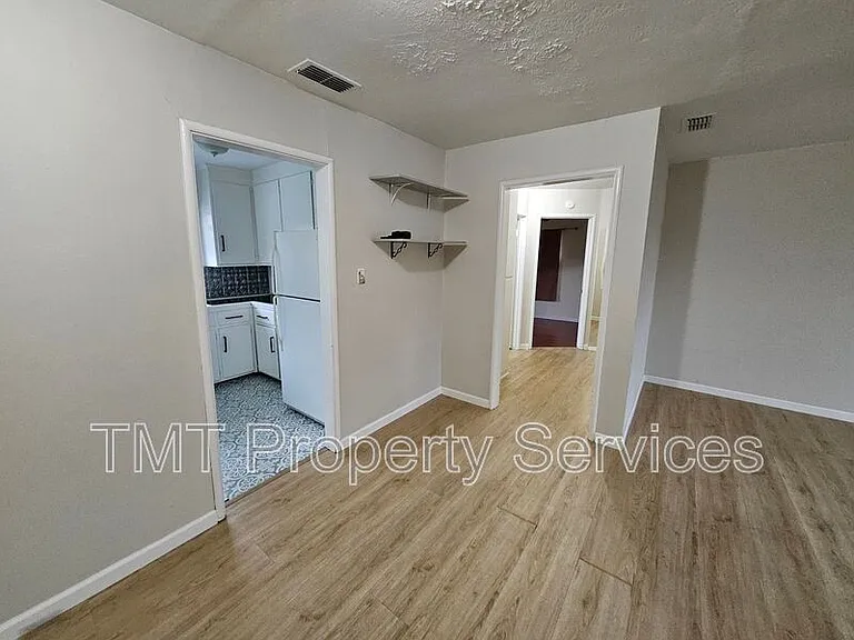 137 W 3rd St — Photo 18