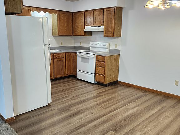 Kitchen/Dining room combo- lots of lighting and new floor