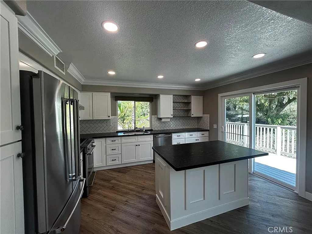 4 bed, 2.5 bath, 1780 sqft, $5,100 — Photo 4