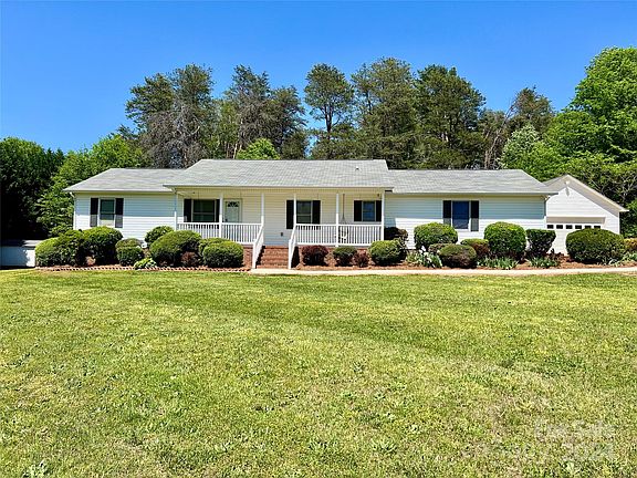 3rd image of 1008 Park Cir