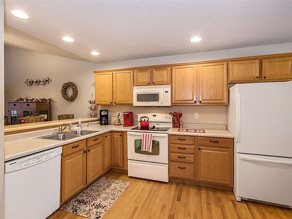 3rd image of 50 E Weston Dr