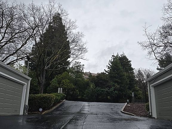 5th image of 412 Camelback Rd