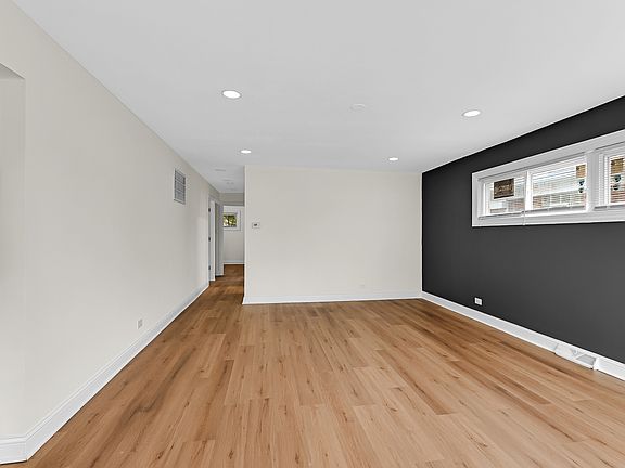 3rd image of 14905 Edbrooke Ave