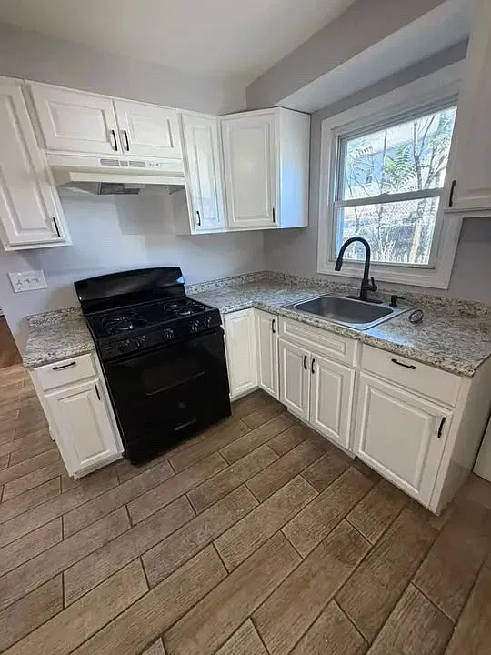 810 18th Ave — Photo 2