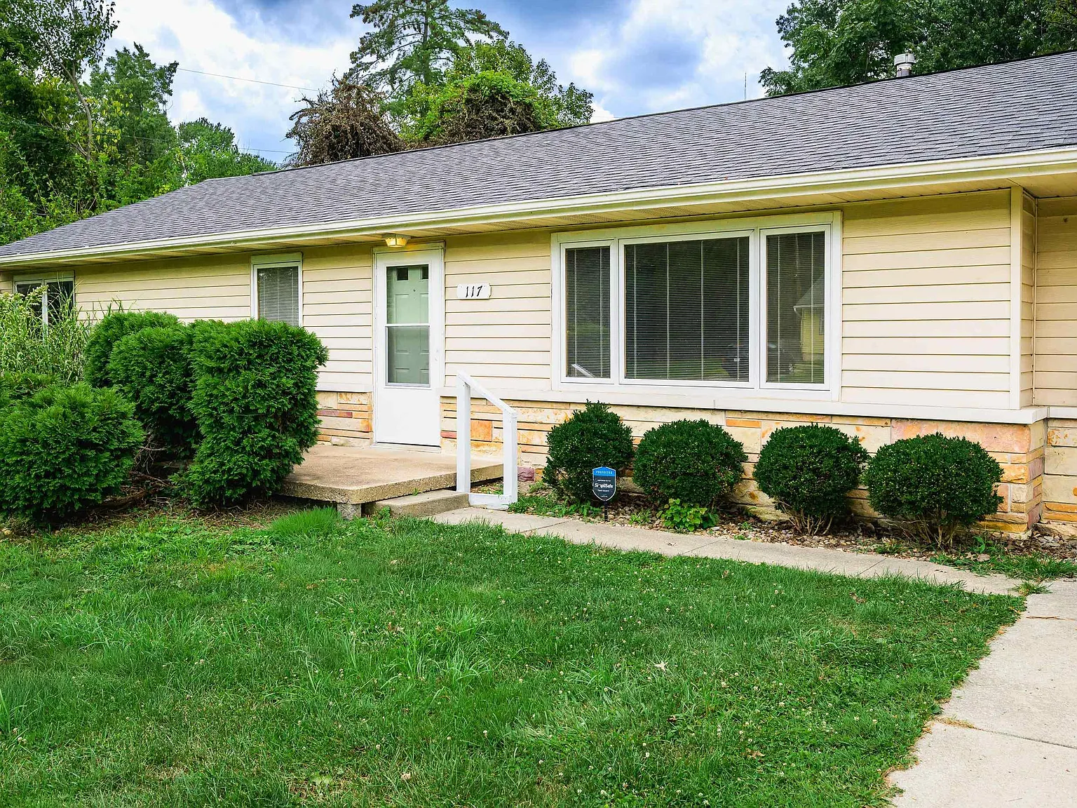 3 bed, 1.0 bath, 1584 sqft, $1,950 — Photo 1