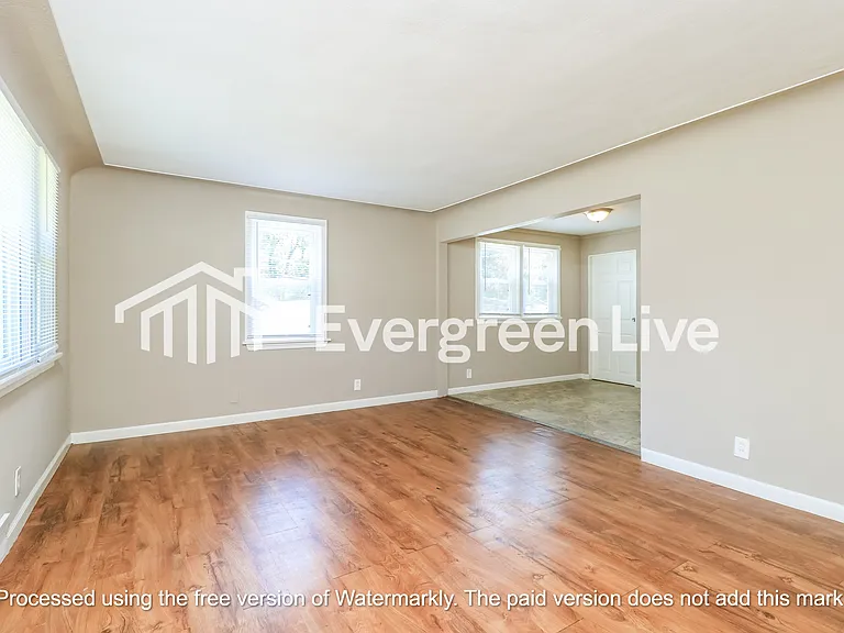 9750 Royalton Ct — Photo 7