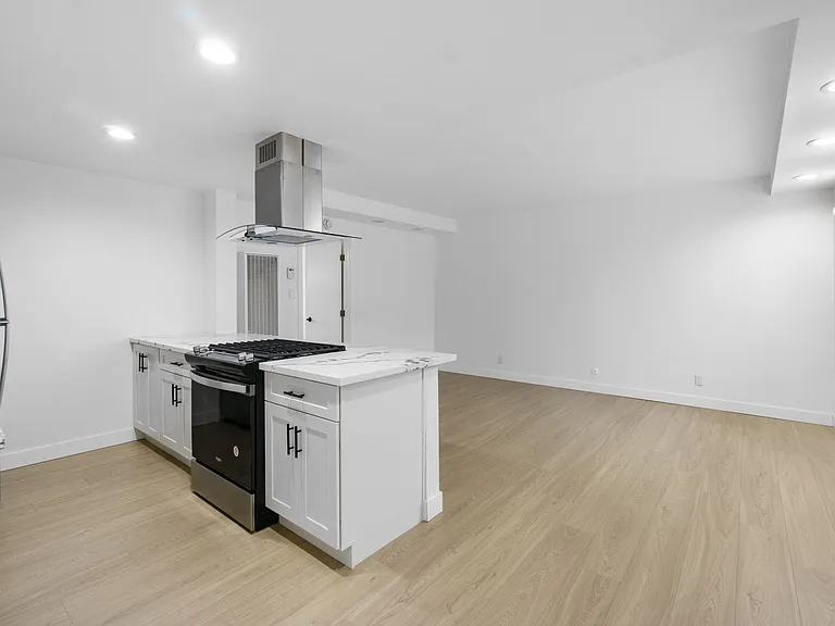 Torrance Gateway Apartments — Photo 11