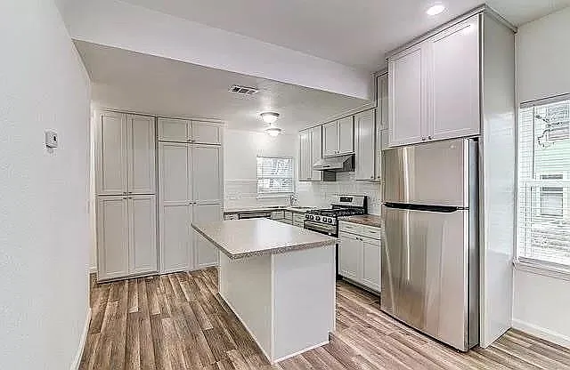 1215 E 12th St — Photo 9