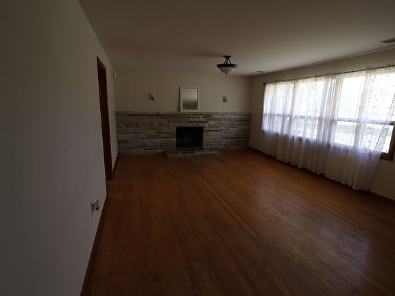 4th image of 909 Whippoorwill Ln