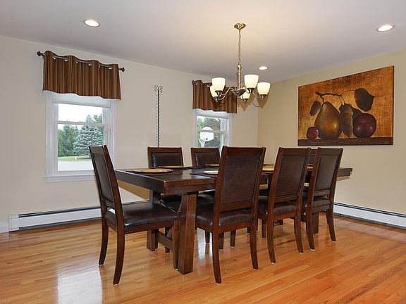4th image of 18 Buckingham Dr