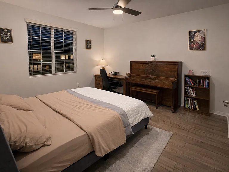 Bedroom 1 - 1 Queen