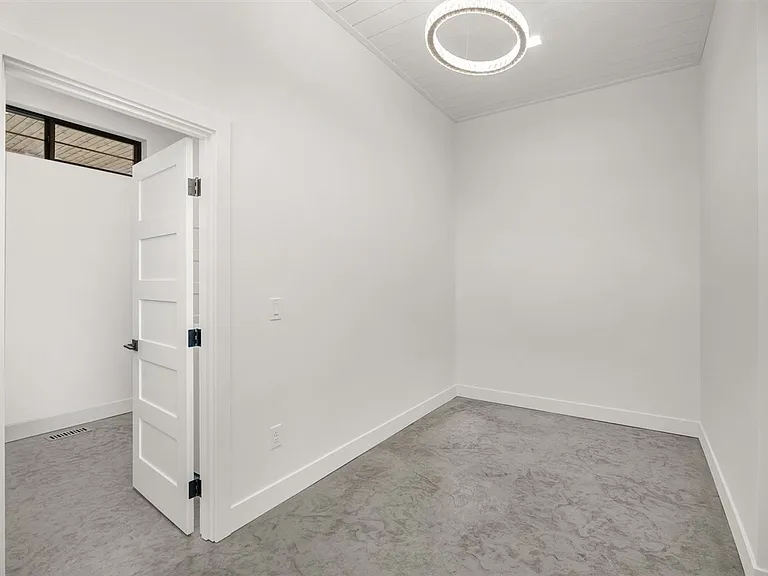 3328 E 55th Ave — Photo 32