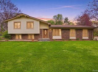 1525 E Dawson Rd, Milford, MI 48381