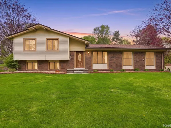 1525 E Dawson Rd, Milford, MI 48381