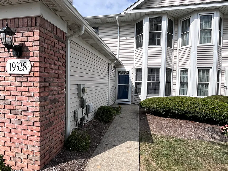 19328 Bradford Ct — Photo 2
