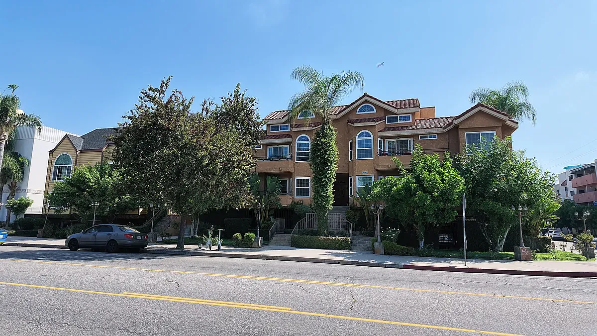 5102 Tujunga Ave — Photo 1