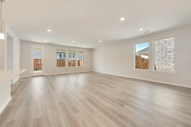 3 bed, 2028 sqft, $2,650 — Photo 3