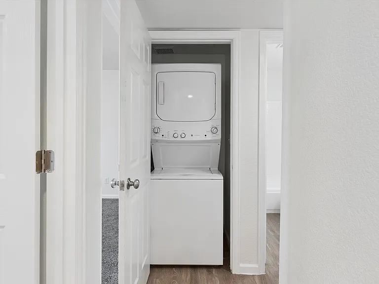 RockView Apartments — Photo 11