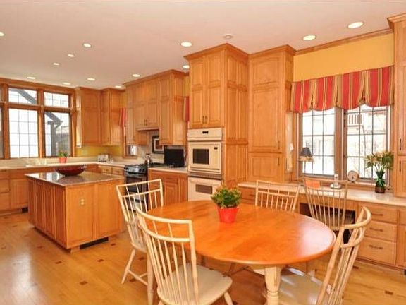 4th image of 3033 N Lake Dr