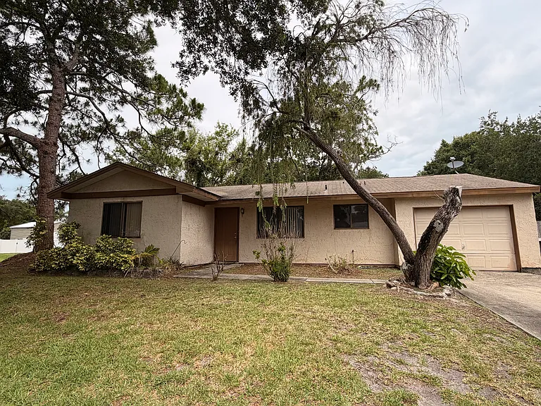 1111 Flagami Rd SE — Photo 1