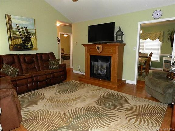 4th image of 731 Pine Haven Cir