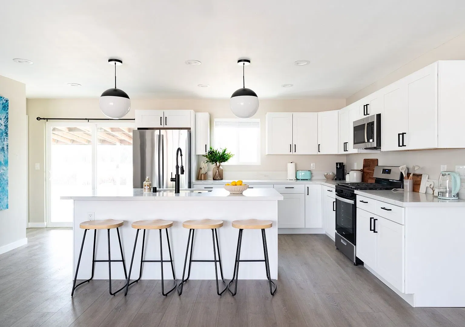 Stunning 4 Bed / 2 Bath with Chef's Kitchen, In-Unit Laundry and Shared Backyard Retreat — Photo 3
