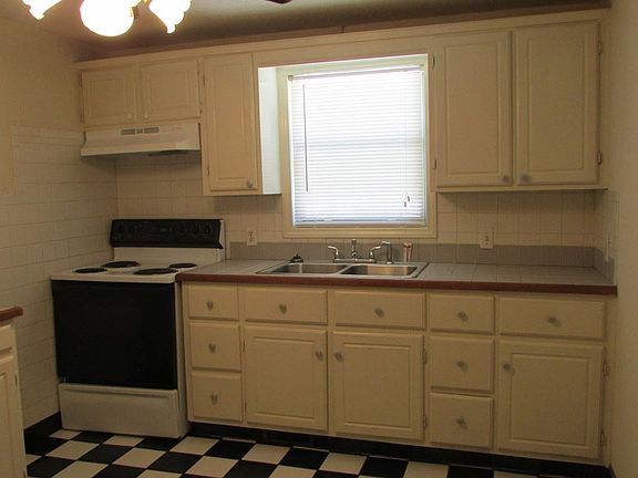 5th image of 1411 Essex St