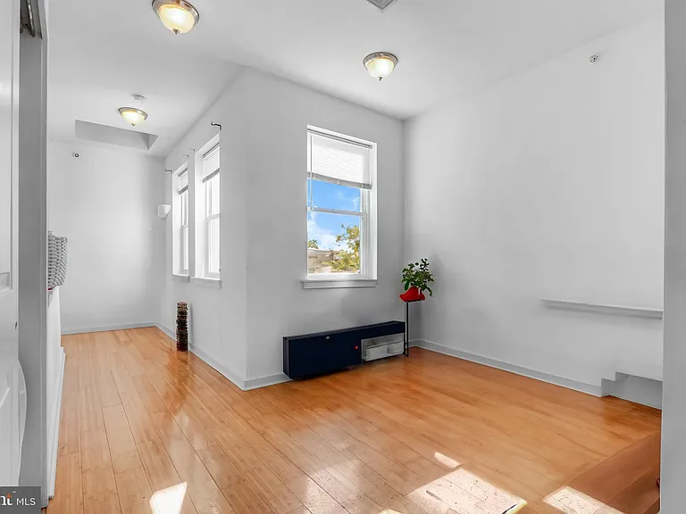 1724 Monument St #B — Photo 14