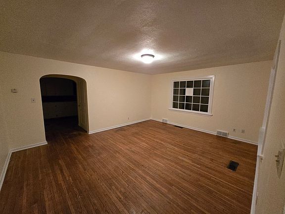 2nd image of 727 Woodford St