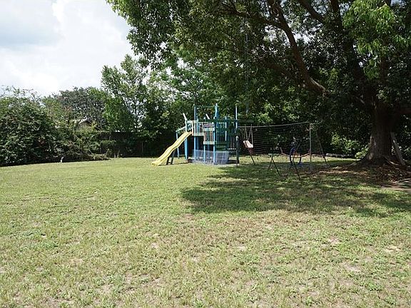 5th image of 690 S Ilakee Ave