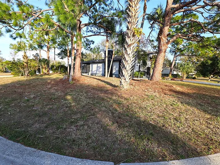5667 Creekwood Dr — Photo 3
