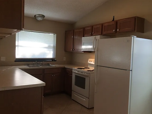 4 bed, 2.0 bath, 1304 sqft, $2,380 — Photo 2