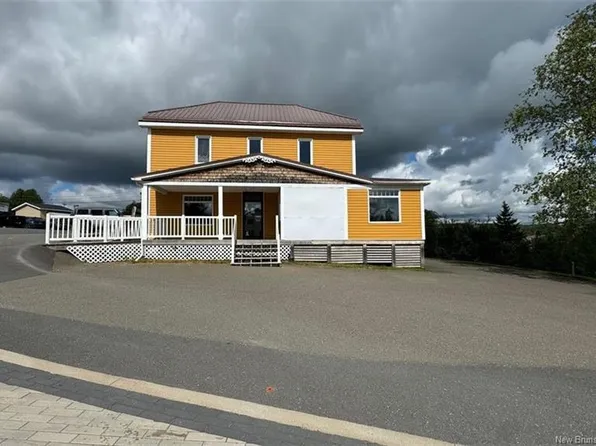 64 Broadway St, Grand Falls, NB E3Z 2J7