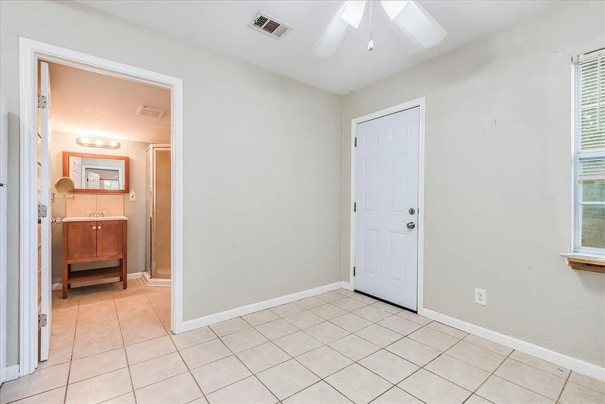 1 bed, 1.0 bath, 380 sqft, $895 — Photo 3
