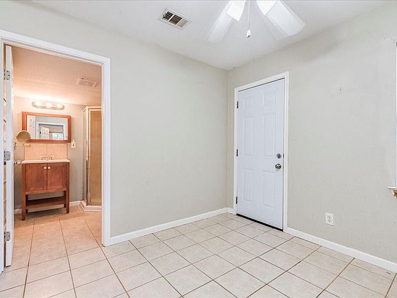 3rd image of 609 Cottonwood St #B