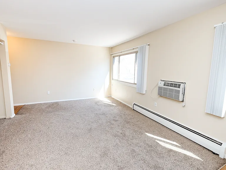 Minnehaha Apartments — Photo 13